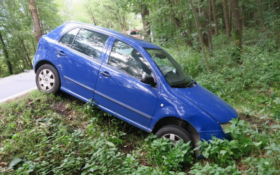 Mladá řidička kýchla za jízdy, přejela do protisměru a smetla protijedoucí auto do příkopu