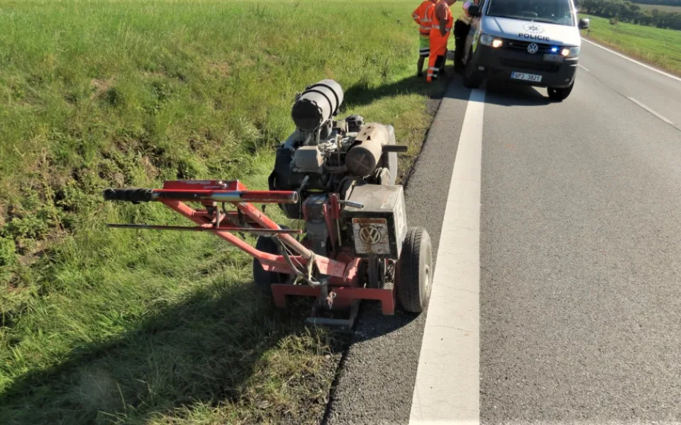 Řidička narazila do této frézy, se kterou pracoval silničář