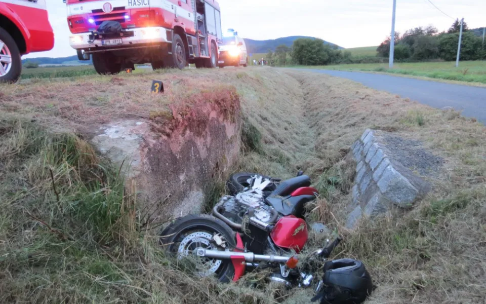 Motorka skončila v příkopu po nárazu do mostku, měla horký motor a zařazený kvalt