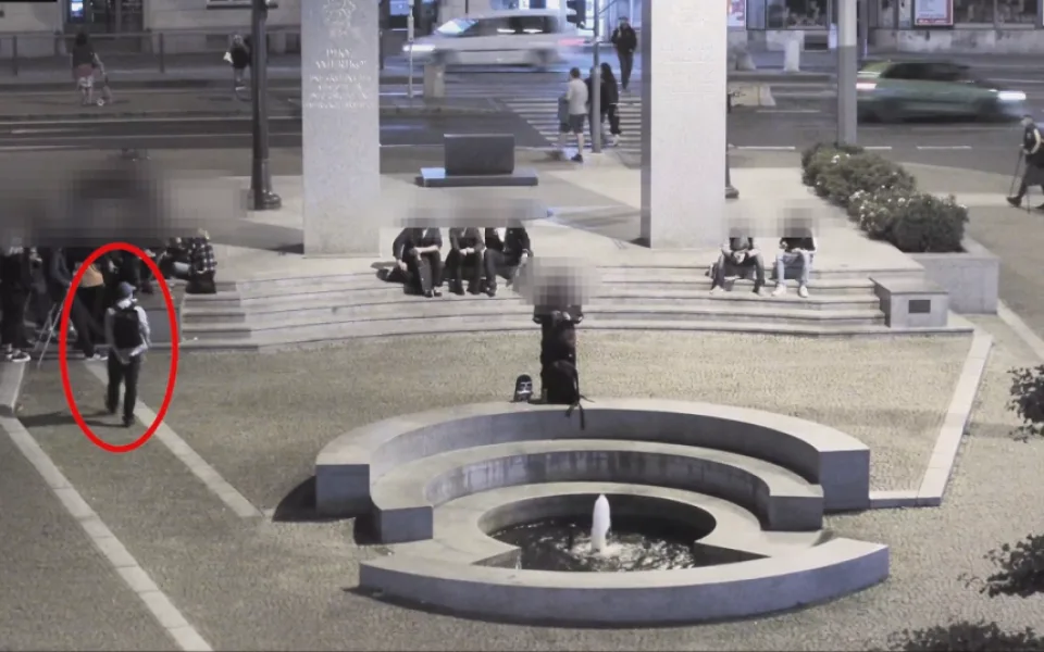 VIDEO: V jedné ruce lahev, ve druhé nůž. Opilec ohrožoval lidi v centru města