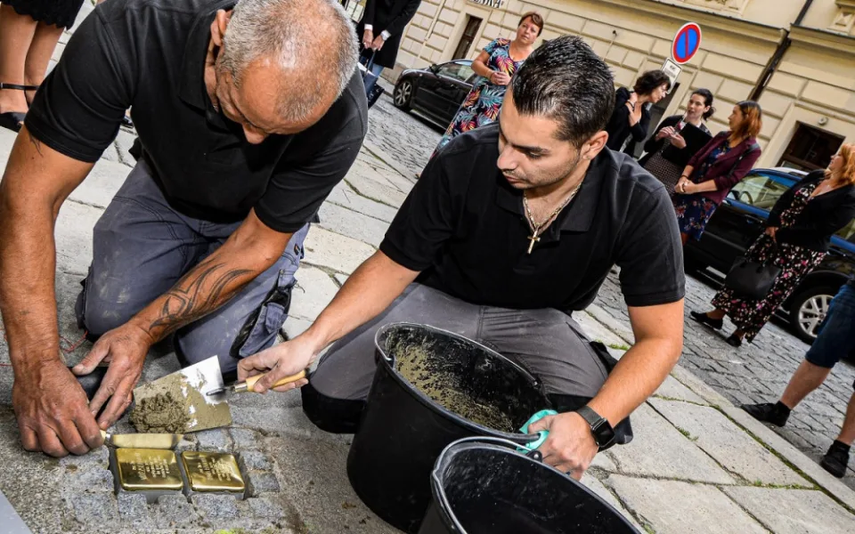 Kameny zmizelých připomínají 24 obětí holocaustu