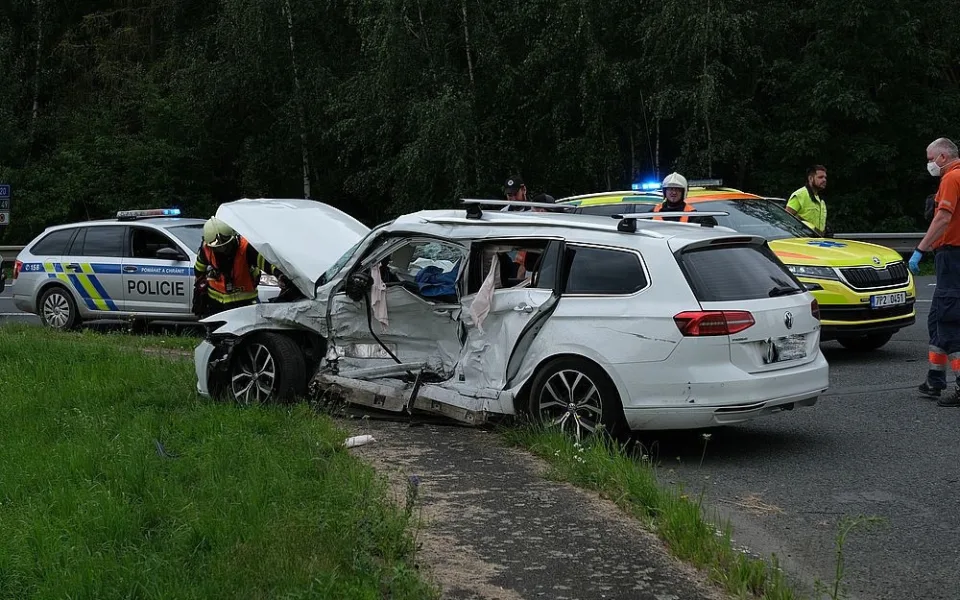 Při střetu dvou osobních vozidel zahynul na křižovatce u ovce Seč jeden muž