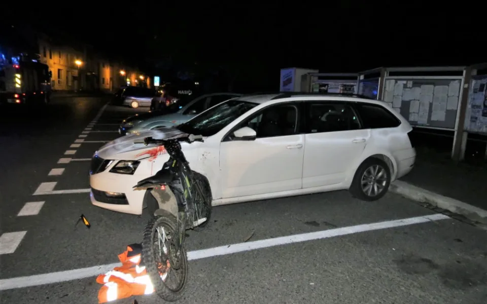 Jezdec na elektrokole narazil do osobního automobilu