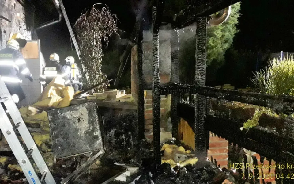 Požár zničil pergolu s udírnou a poškodil i rodinný dům