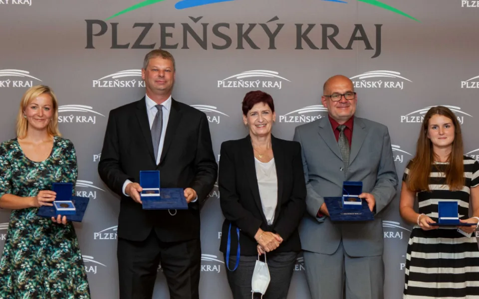 Stateční zachránci společně s náměstkyní hejtmana. Zleva Štěpánka Krejčová, Jiří Vacek, Marcela Krejsová, Václav Daňhel a Dagmar Gajdošová