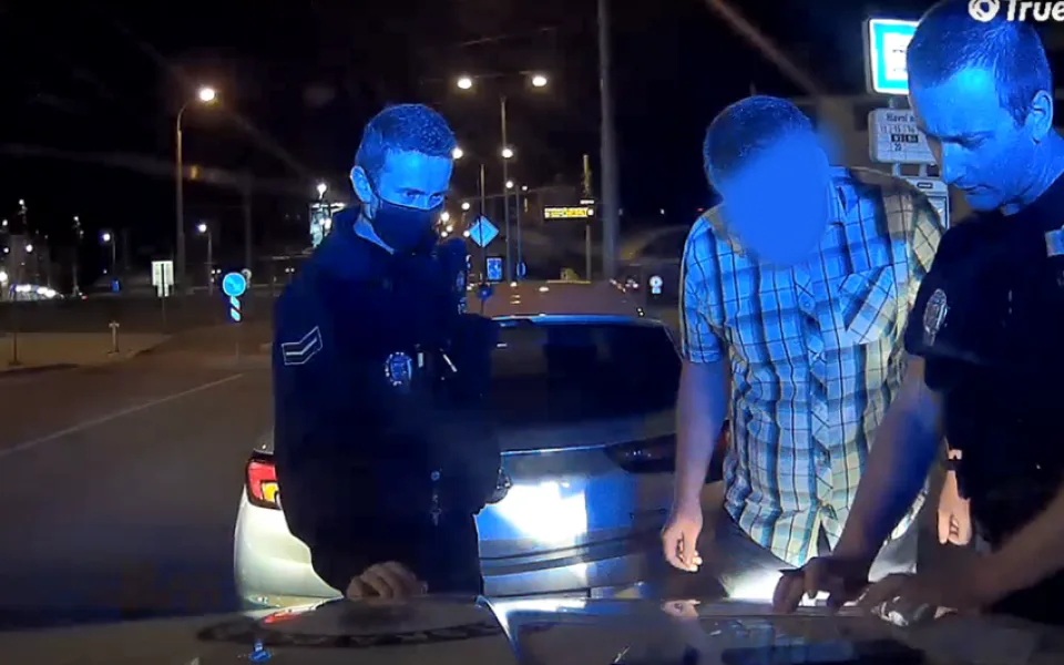 Neznal dopravní značky, pak se vymlouval na kapky proti kašli