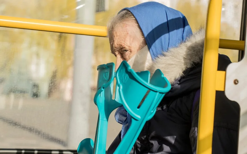 Česká pošta od rána kompletuje balíčky s rouškami pro seniory. Doručí je nejpozději do pátku