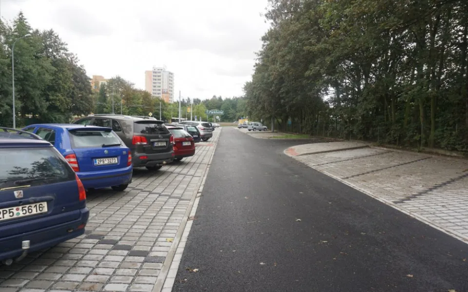 Podařilo se! V ulici U Borského parku je nové parkoviště, které vsakuje dešťovou vodu