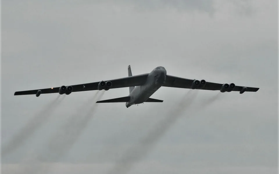 Bombardér B-52 přeletí v sobotu i nad centrem Plzně