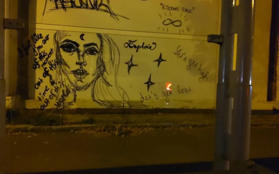 Přístřešek zastávky vyzdobila obrázky a nápisy