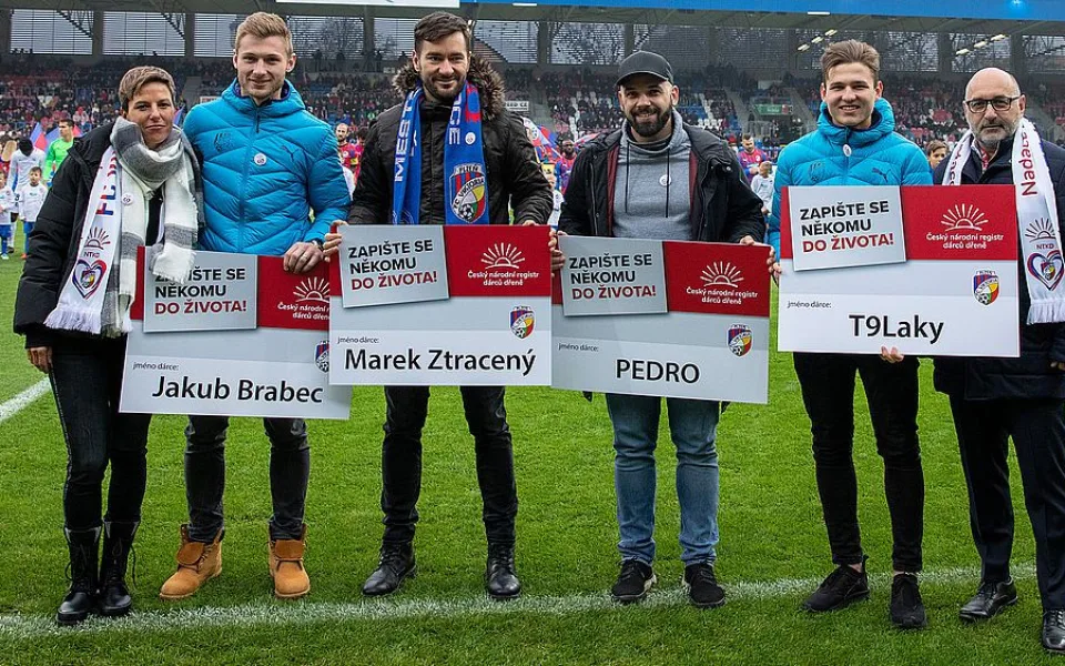 Do registru dárců kostní dřeně se zapsali mnozí sportovci, umělci i další osobnosti