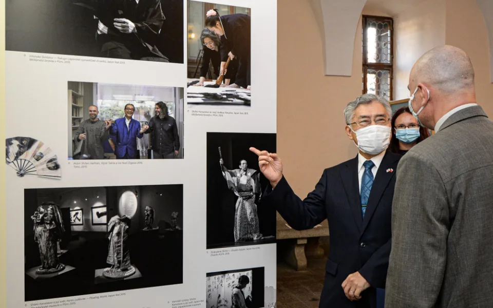 Japonský velvyslanec Kaoru Shimazaki na vernisáži výstavy v Galerii Jiřího Trnky