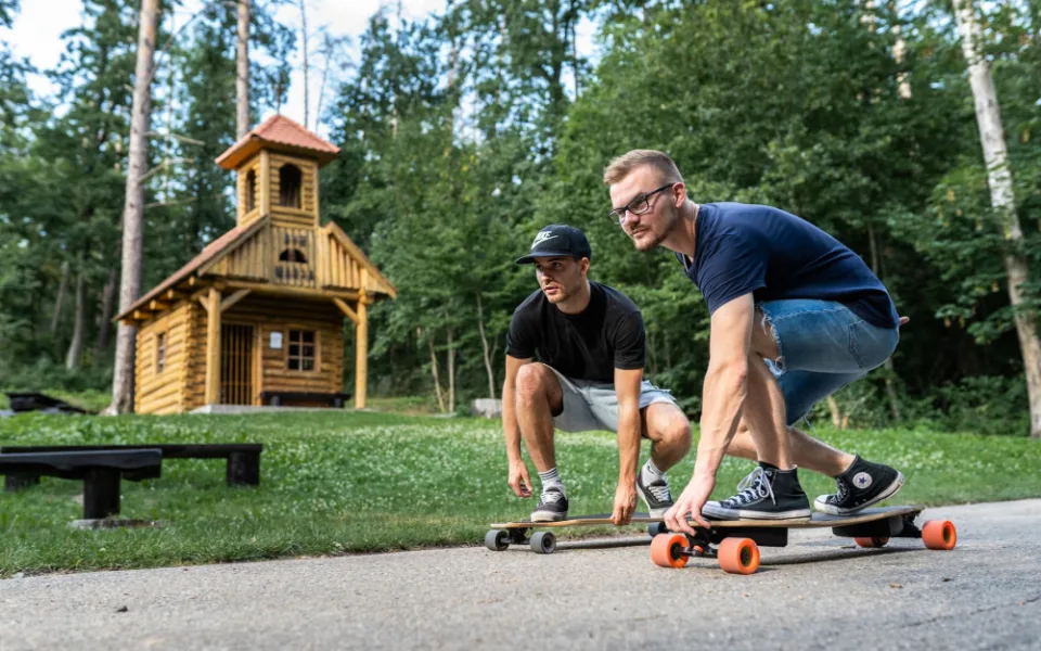 size4-1600349679189-152-dva-rostaci-na-longboardech-vyrazi-napric-vlasti-podpori-tak-maleho-milanka