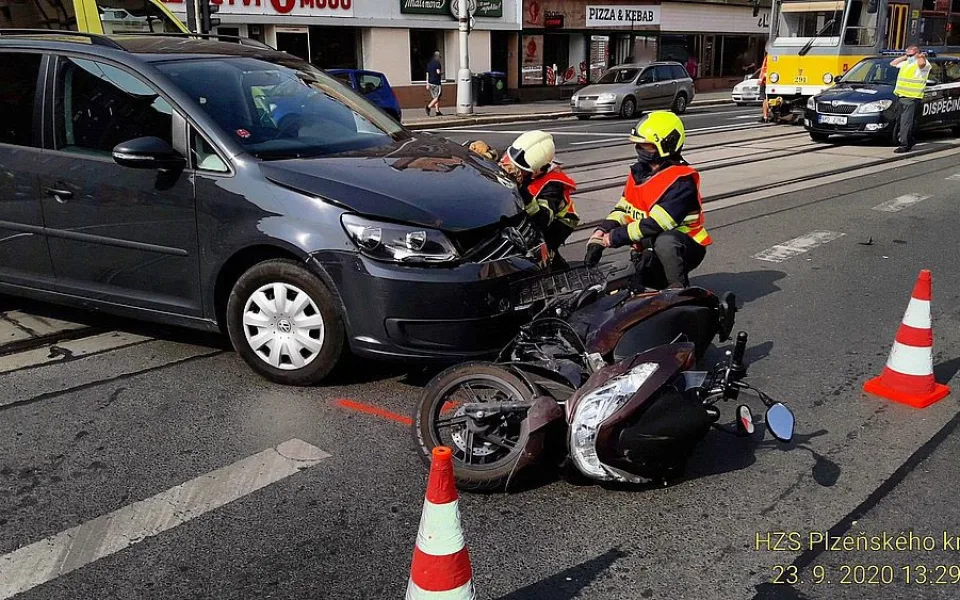 Motorkář se těžce zranil po střetu s osobákem na Chodském náměstí