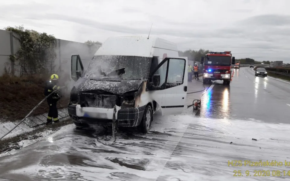 Požár zničil motorovou část dodávky