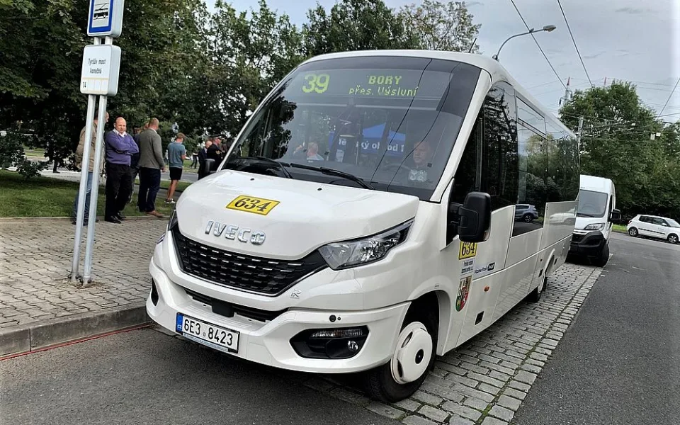 Linku na Výsluní obsluhuje tento midibus, který projede i úzkými uličkami této městské části