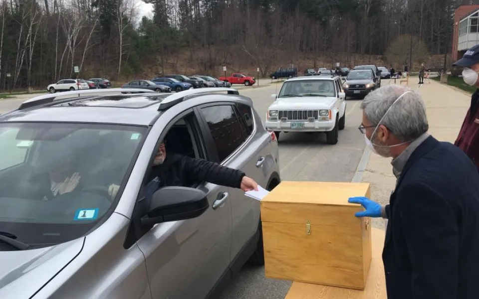 Takto podobně budou vypadat i u nás volby v drive-in volebních centrech