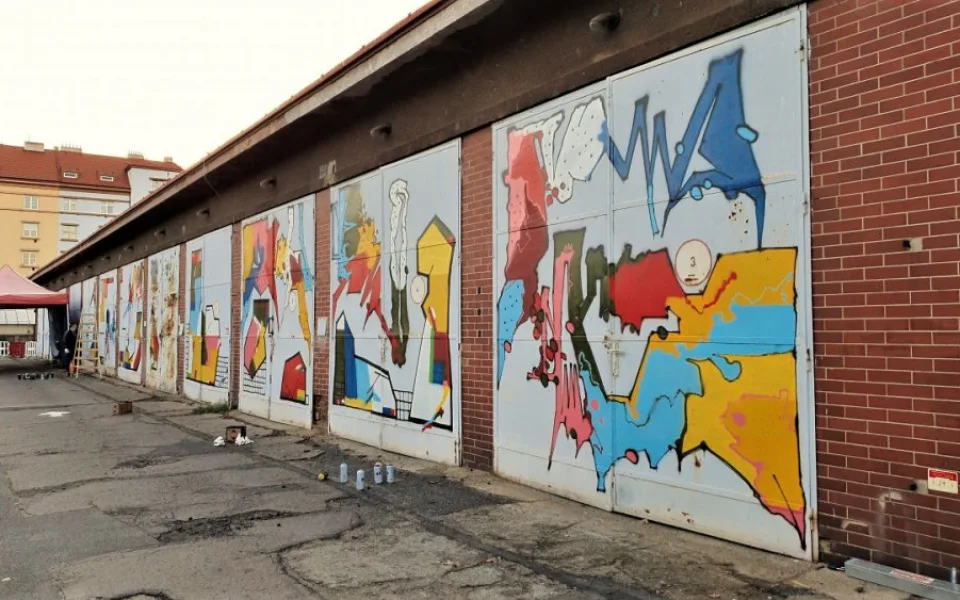 Ponuré odběrové místo teď díky graffiti prokouklo