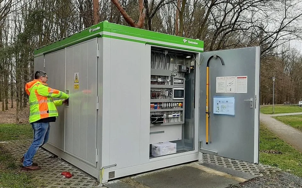 PMDP testuje novou technologii, nabíjecí stanice posílí napájení trolejí MHD