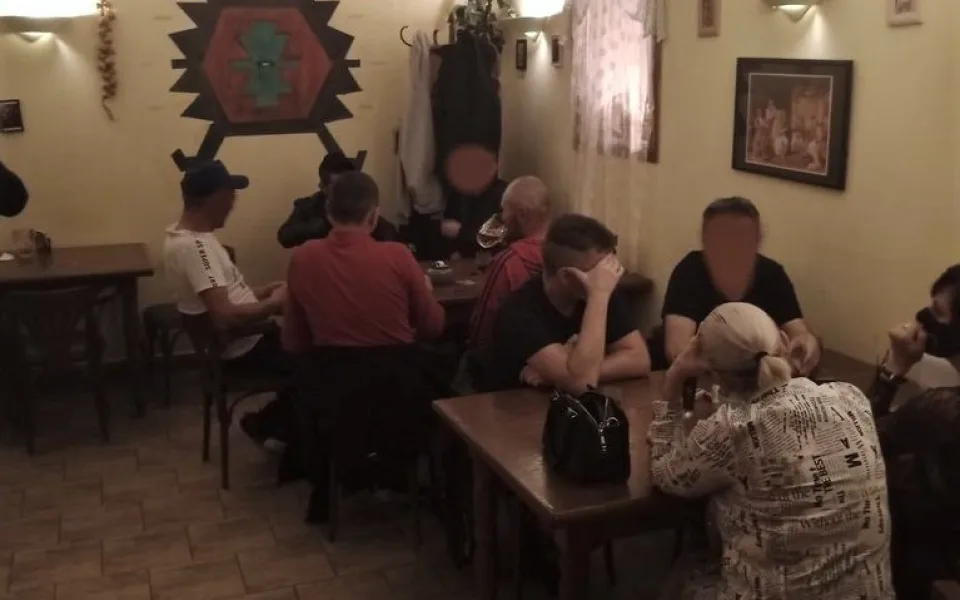 Když přijela městská policie ho restaurace, popíjelo uvnitř 20 osob