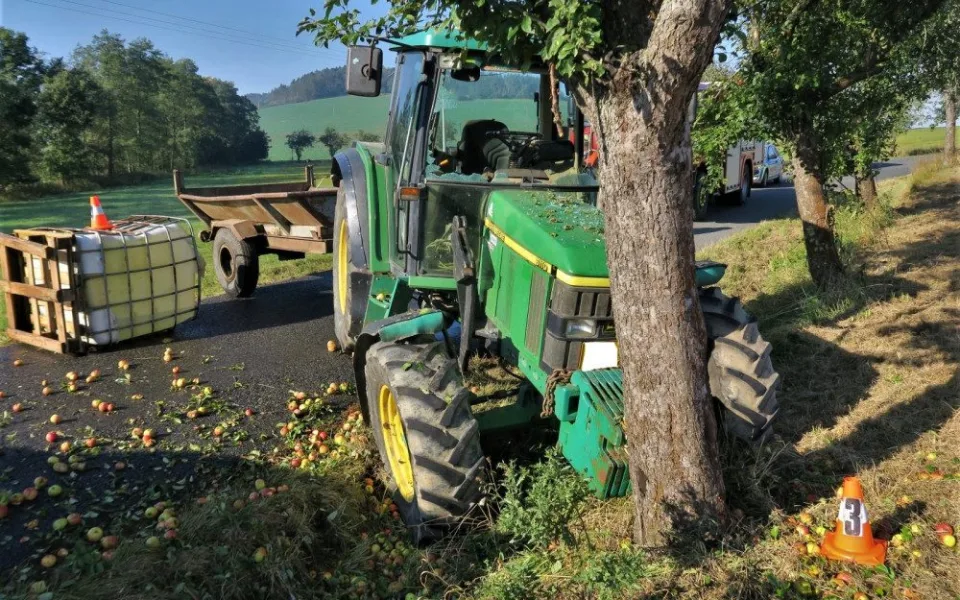Traktor se na úzké vozovce vyhýbal jinému vozidlu a skončilo to nárazem do jabloně