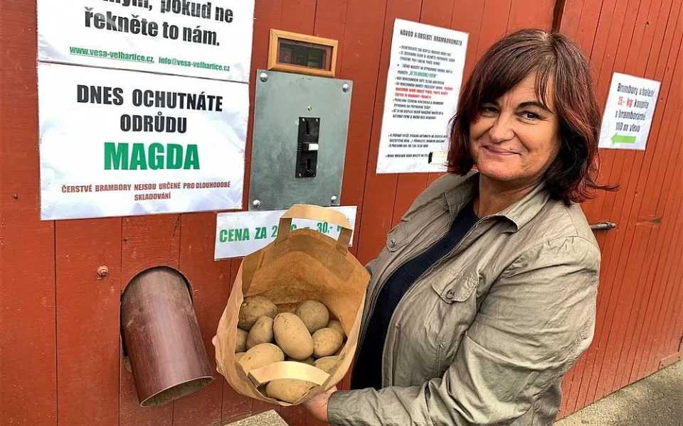 Spokojená zákaznice Šárka Vítková si právě koupila dvě kila brambor z bramboromatu