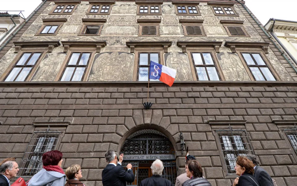Na budově plzeňského magistrátu zavlála sokolská vlajka