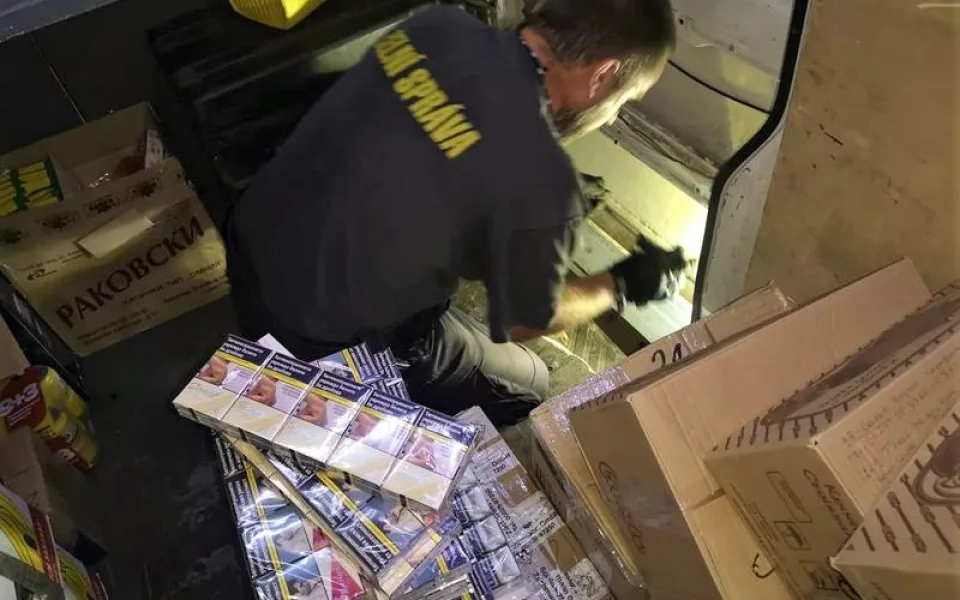 Celníci našli cigarety schované ve výplni dveří