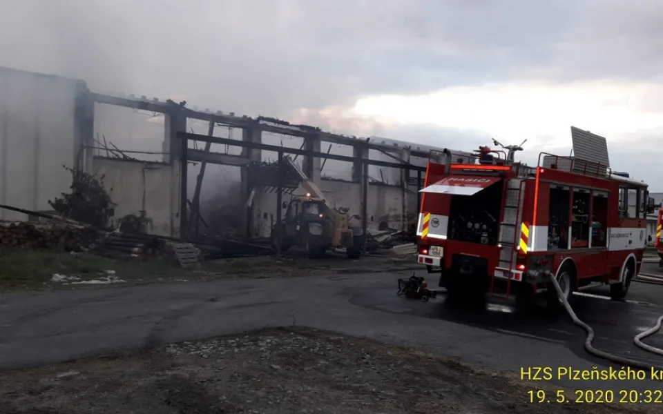 Hasiči zasahují na místě požáru haly s uskladněným suchým krmivem v Plánici