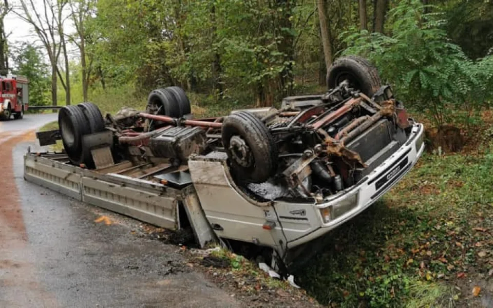 Nákladní automobil se převrátil na střechu