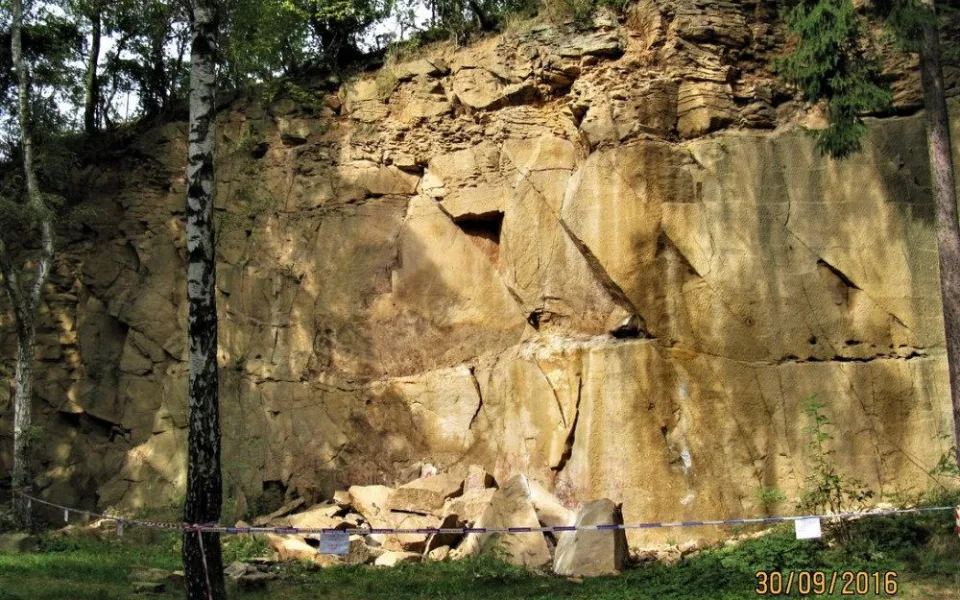 Skalní stěny u Košuteckého jezírka v Plzni se rozpadají, město musí masiv stabilizovat
