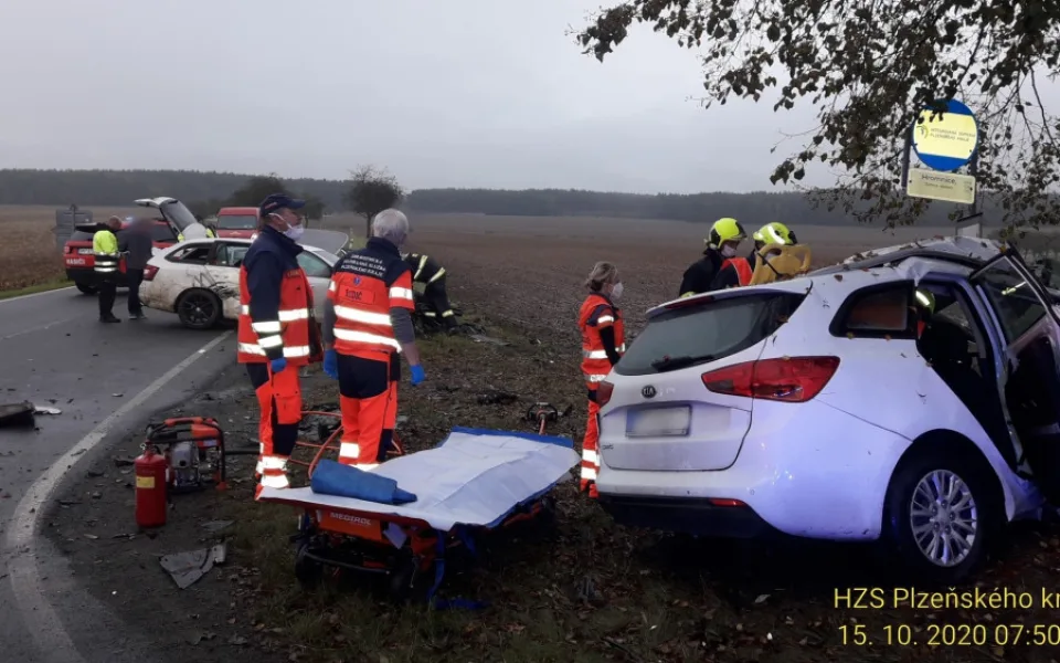 U Žichlic se ráno střetly dva osobní automobily