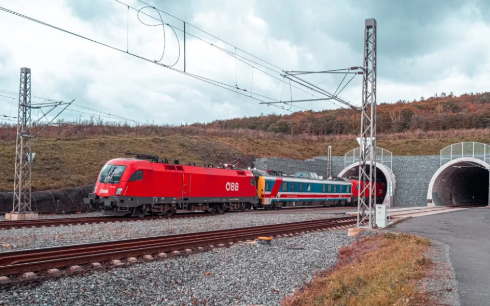 Ejpovickým tunelem několikrát prosvištěla speciální souprava rychlostí 200 km/h