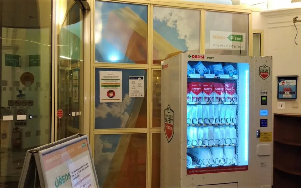 Tento automat na ochranné pomůcky najdete na náměstí Republiky 16, kde sídlí agenda občanských průkazů a cestovních dokladů