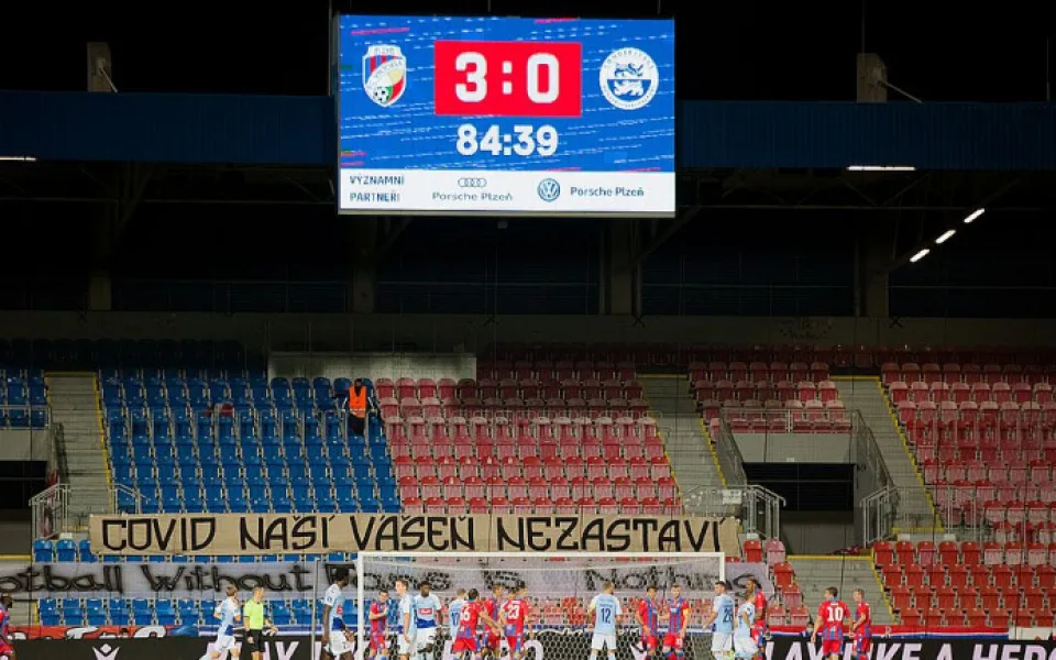 Fanouškům fotbalu a hokeje se nelíbí zmatečná protikoronavirová nařízení oznamována jako na běžícím páse
