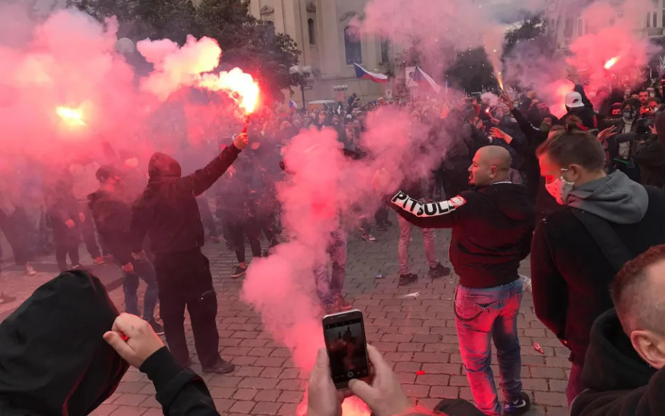FOTO, VIDEO: Staroměstské náměstí se proměnilo ve válečnou zónu. Těžkooděnci zasahovali proti demonstrantům