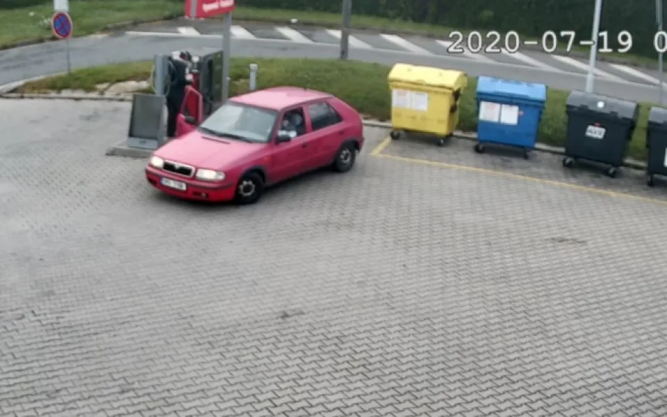 Takto zachytila bezpečnostní kamera zloděje v akci na jedné čerpací stanici
