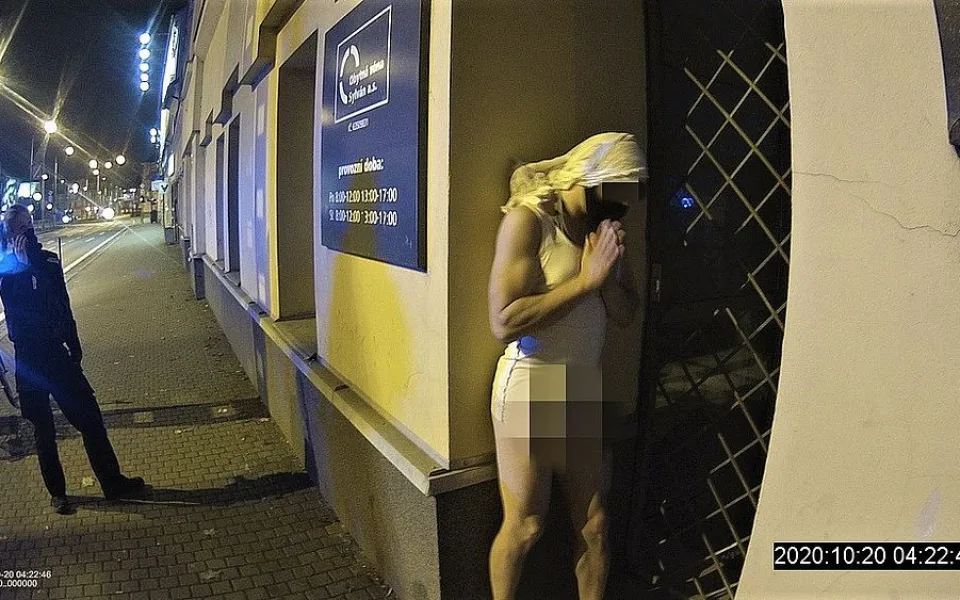 Takto našla hlídka městské policie polonahého muže naproti OC Plaza