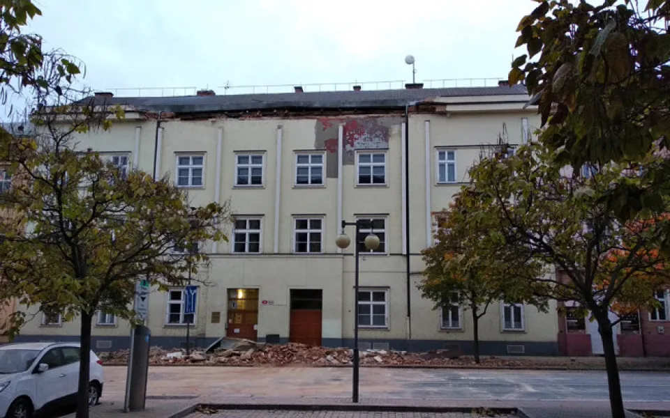 Zatím zůstávají trosky na chodníku, odklízet se začnou až ve čtvrtek