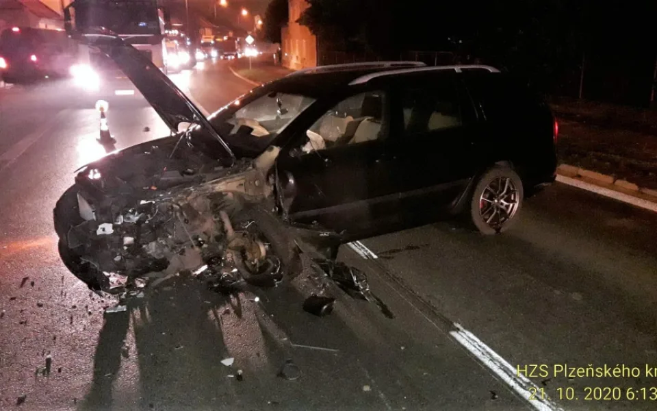 Osmnáctiletý řidič usnul za jízdy, napálil to do nádrže kamionu jedoucího v protisměru