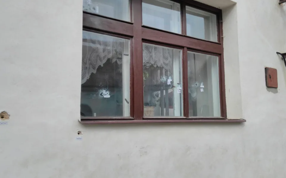 Muž ze žárlivosti rozstřílel poloautomatickou zbraní hospodu svého soka v lásce