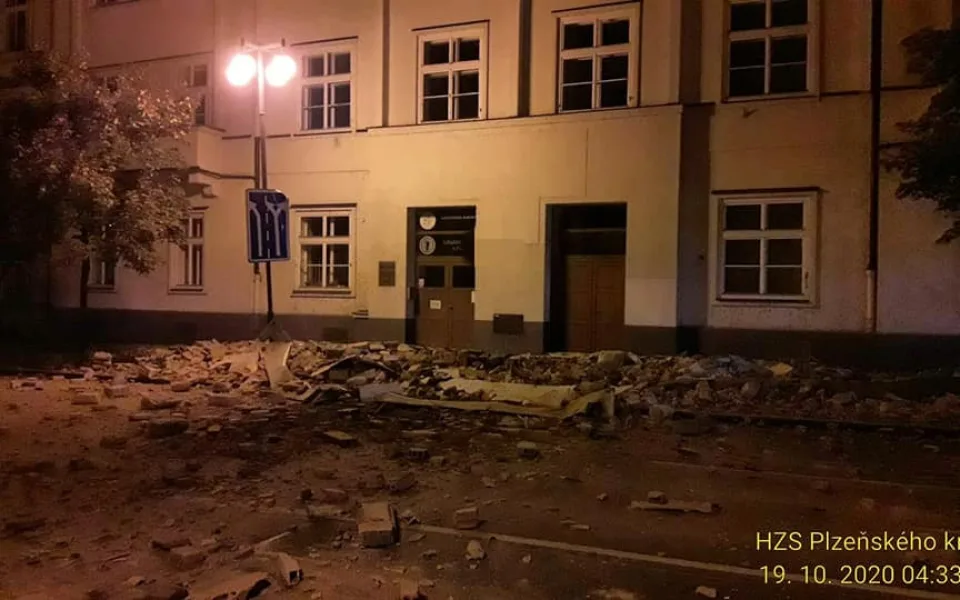 Takto vypadal chodník před budovou patřící lékařské fakultě krátce poté, co se tam zřítila římsa 