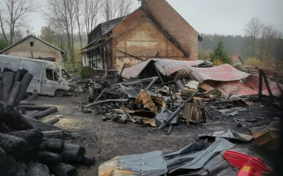 Noční požár zničil stodolu s uskladněnými vozy a zemědělskou technikou, škoda za pět milionů