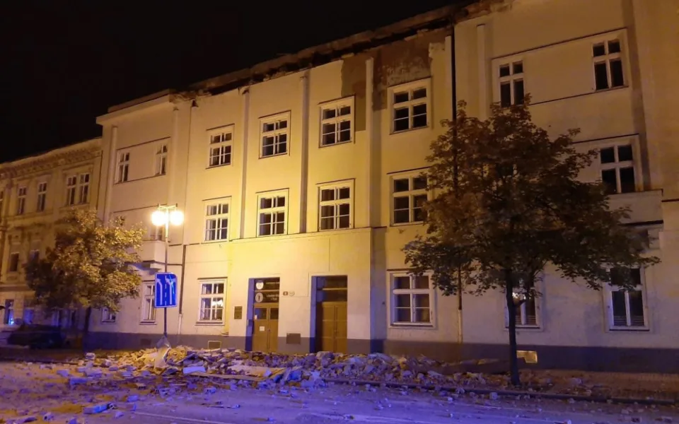 Takto vypadal chodník a ulice jen pár minut poté, co se tam zřítila část římsy