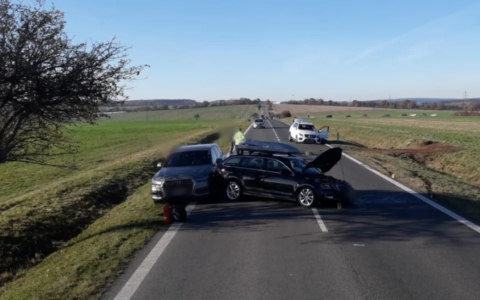 U Hunčické křižovatky se střetly tři automobily