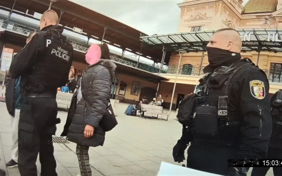 Strážníci přijeli k incidentu na vlakové nádraží