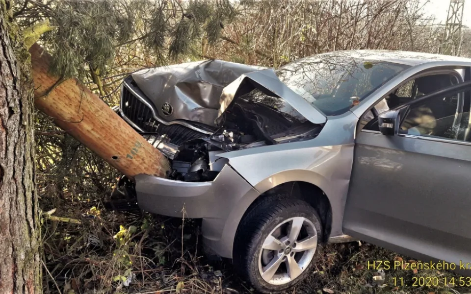 Řidička vyjela z neznámých příčin mimo silnici, zastavil ji až sloup elektrického vedení