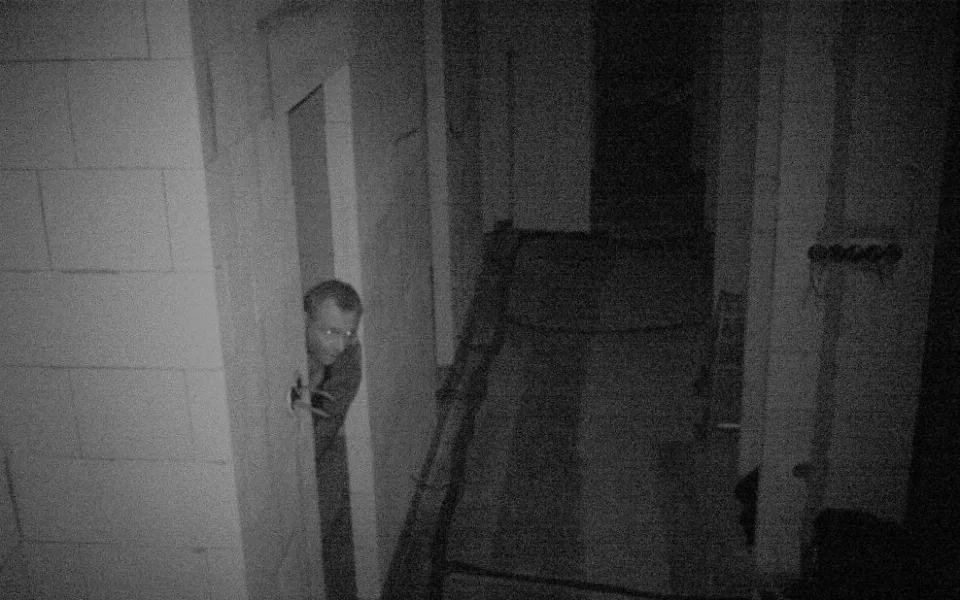 Muž kradl stavební materiál v rozestavěném domu, zachytila ho bezpečnostní kamera