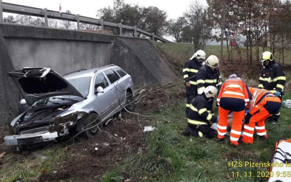 Zraněný řidič skončil v péči záchranářů