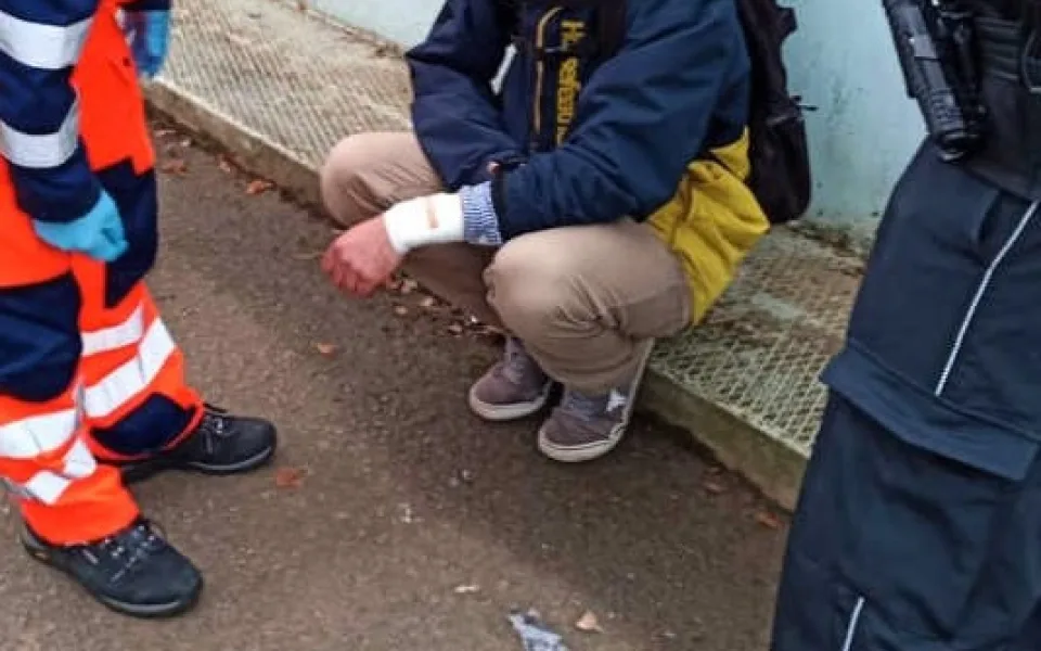 Mladík neunesl rozchod a chtěl si sáhnout na život, expřítelkyně rozjela záchrannou akci